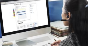 Sales associate offering ecommerce assistance to a customer on her desktop.