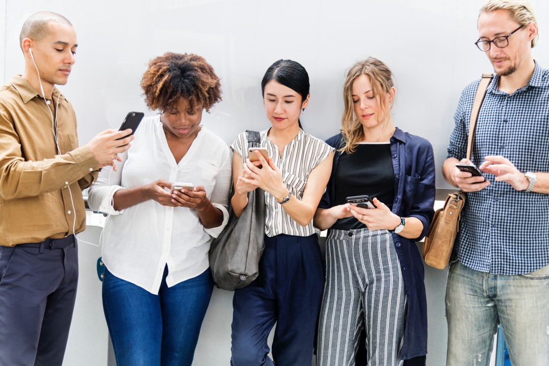 groupe de personnes tenant des appareils pour regarder