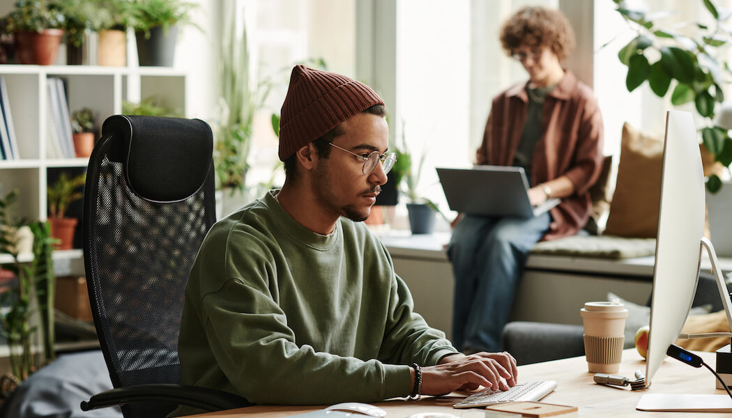 employé de sexe masculin chargé du contenu vidéo