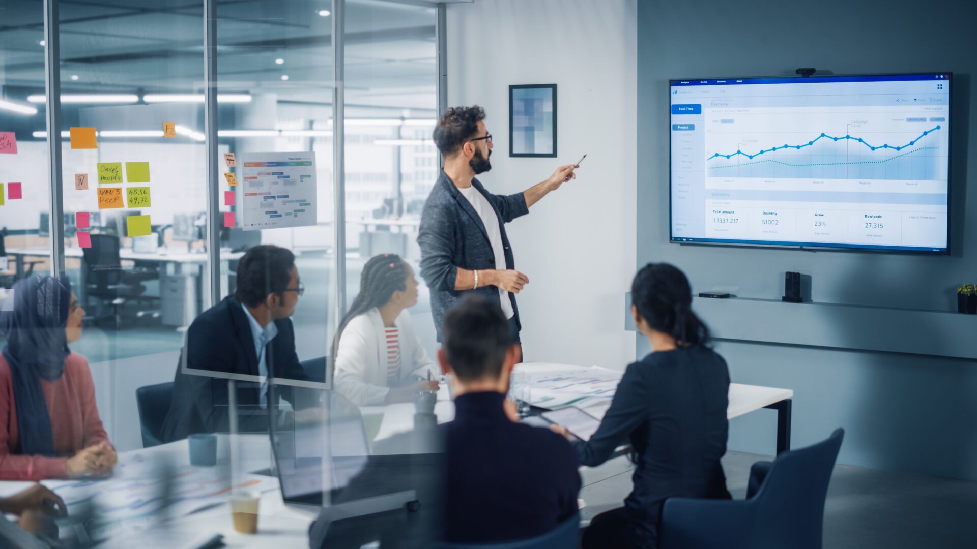 useful-data-analysis-methods-to-use-on-your-next-project-scaled Team analyzing data